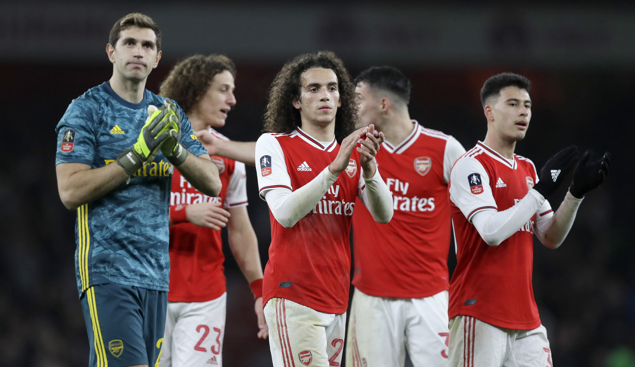 徐根宝：希望海港给国足输送更好的球员 我们的目标是世界杯（徐根宝：期待海港为国足培养更优人才，目标直指世界杯）