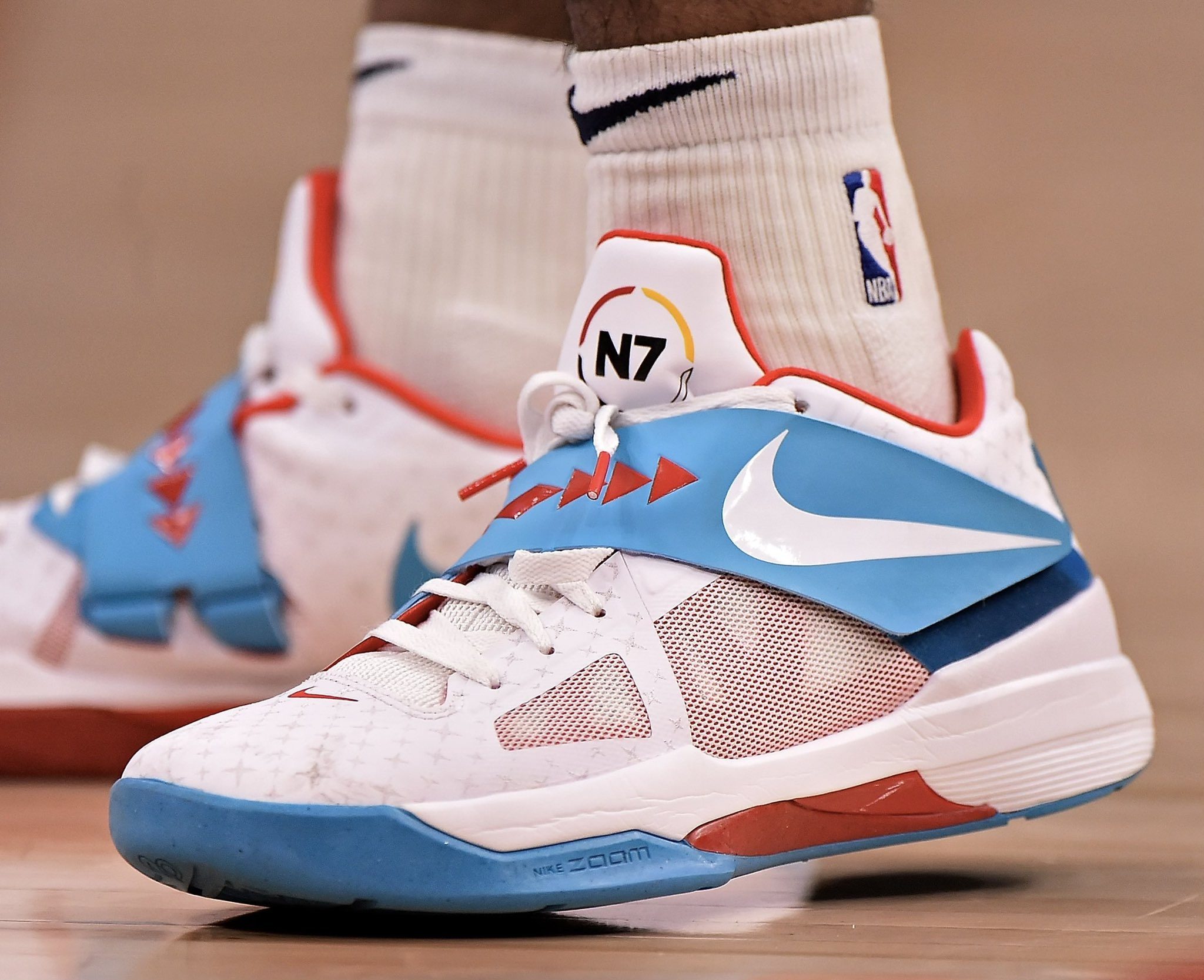 知名装备网站：阿迪达斯将于11月6日发售世界杯球衣，23队谍照泄露（阿迪达斯世界杯球衣将于11月6日开售，23支球队谍照被知名装备网站曝光）