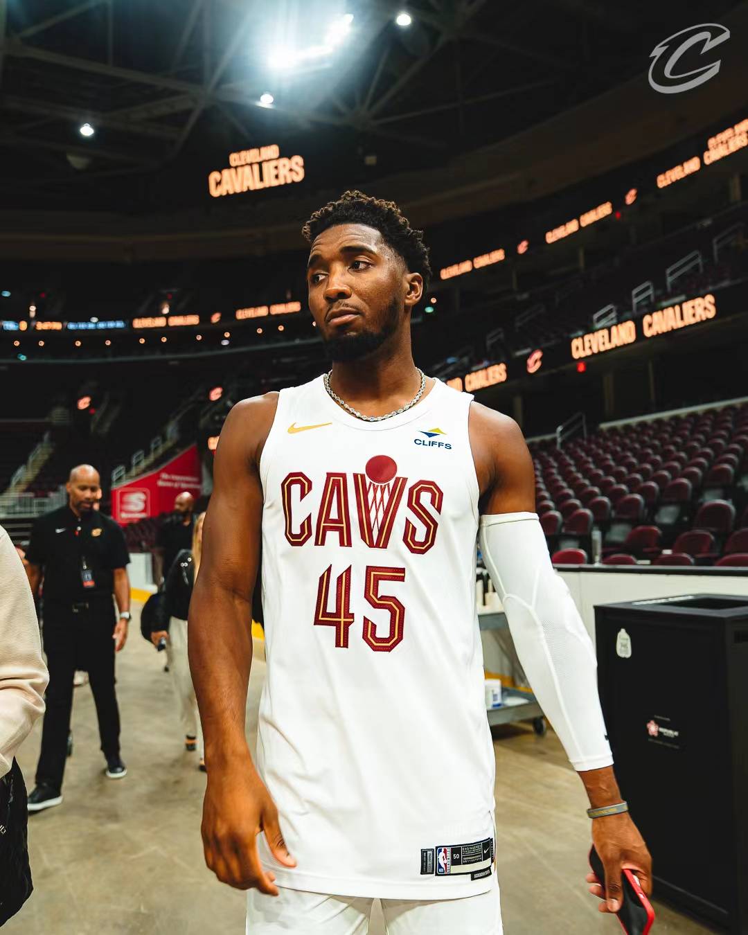 西媒热议亚马尔表现：昨晚真正的18岁新星是埃斯特旺（西媒聚焦亚马尔之战：昨夜最耀眼的18岁新星其实是埃斯特旺）