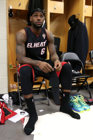 欧文突破防守送出制胜助攻（欧文突破重围奉上致胜助攻）